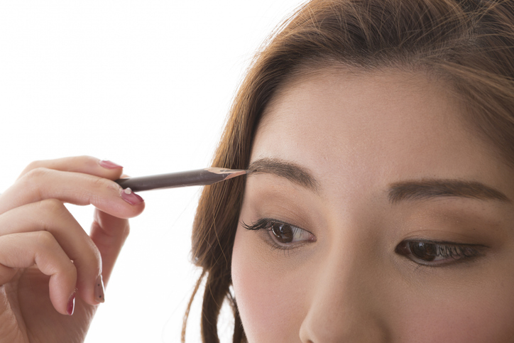 眉さえ書いてればOK説（写真:iStock）