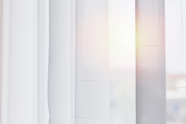 UVカットのカーテンを（写真:iStock）