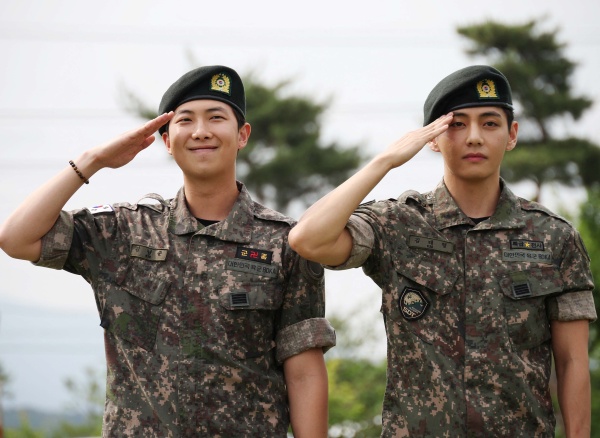 左からRMとV（Ｃ）BTS members V and RM, arrive for an event after being discharged from South Korea’s mandatory military service, in Chuncheon, South Korea, June 10, 2025. REUTERS/Kim Hong-Ji