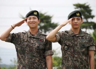 左からRMとV（Ｃ）BTS members V and RM, arrive for an event after being discharged from South Korea’s mandatory military service, in Chuncheon, South Korea, June 10, 2025. REUTERS/Kim Hong-Ji
