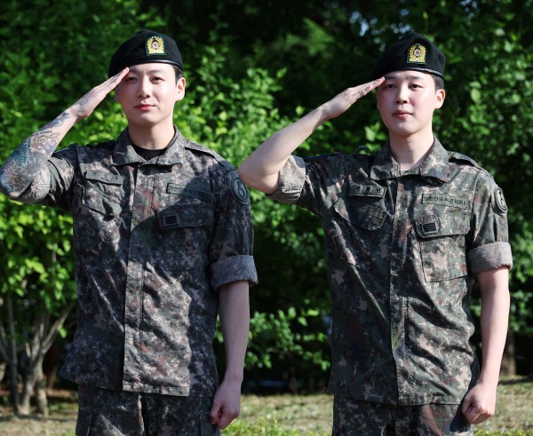 左からジョングクとジミン（Ｃ）BTS members Jungkook and Jimin pose for photographs during an event after being discharged from South Korea’s mandatory military service, in Yeoncheon, South Korea, June 11, 2025. REUTERS／Kim Hong-Ji
