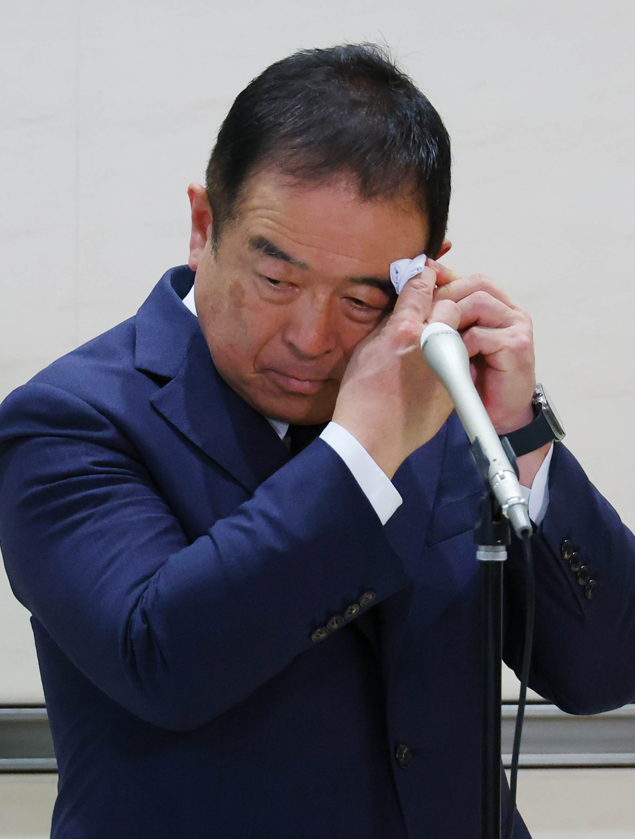 会見で汗をぬぐう日本テレビ福田博之社長（Ｃ）日刊ゲンダイ