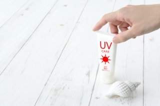 去年の「日焼け止め」使っていい？ 意外と知らない買い替え時期、あの場所での保管は極力避けて！／医師監修