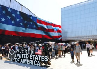 アメリカパビリオンの行列（C）日刊ゲンダイ