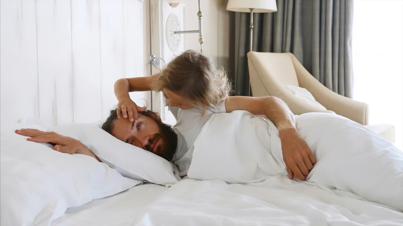 パパ、起きてよ（写真:iStock）
