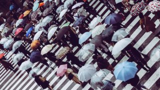 ジメジメ湿度が憎たらしい！ 梅雨の「嫌～な思い出」エピソード集。白いスカートが一瞬でビシャッ