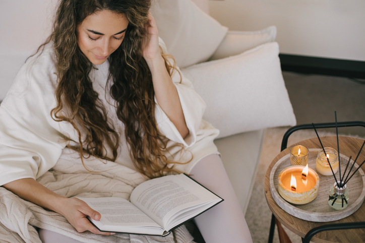 ゆっくり読書で至福の時間（写真:iStock）