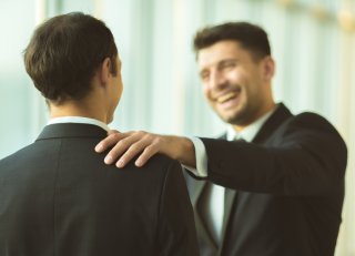 断れない…（写真:iStock）