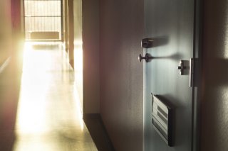 マジ最悪！ “隣人ガチャ”大ハズレ、悪夢の引っ越し体験談。浮気相手が隣ってどんな確率？