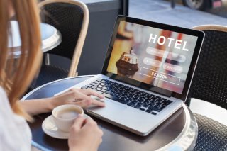 予約サイトは上手に利用（写真:iStock）