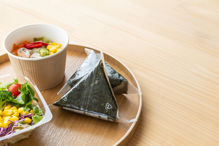 結局コンビニ飯って…（写真:iStock）