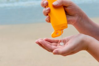 大容量コスメで“損”をする？ お金がたまらない人がやりがちな「美容アイテム」のワナ【美容家監修】