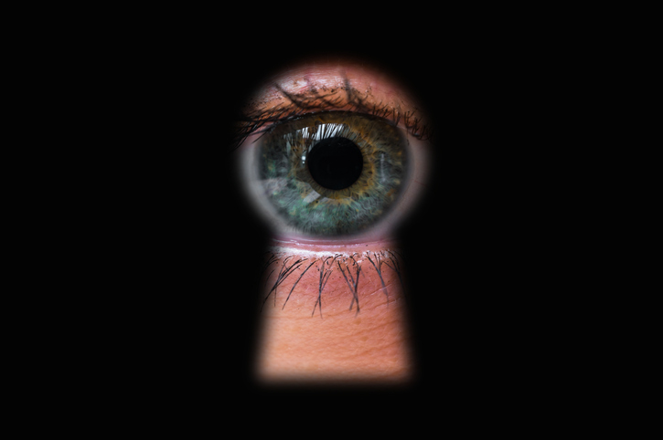ストーカーはすぐそばにいる？（写真:iStock）