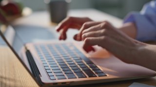 引継ぎ資料作りは丁寧に（写真:iStock）