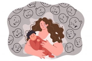 実の親の心無い言葉に涙（写真:iStock）