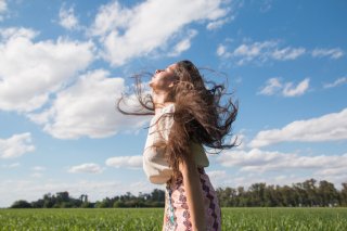 髪の日焼け、忘れてない？ 夏の紫外線対策とヘアケア方法をおさらいしましょ