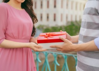 芸能界志望のイケメンに近づくチャンスは？ 年上女性がハマる「恋愛」と「応援」の落とし穴