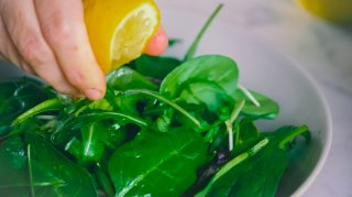ほうれん草にレモンをプラス（写真:iStock）