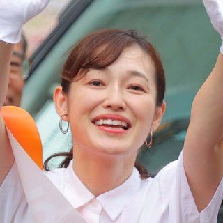参政党「さや」塩入清香氏を追いかけ回す芸能マスコミの価値基準 “魔性”の歌手時代のナゾが明らかに