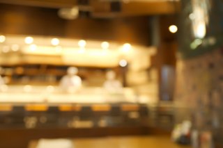一軒目はお寿司屋さんに（写真:iStock）