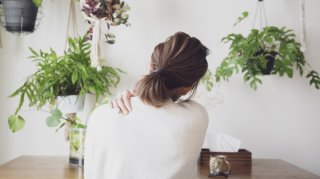 ストレスとは「心のコップ」がたまること…自分からのSOSに気付く意外なヒント【専門家監修】