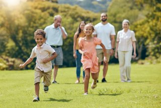 家族揃って帰省のほうが安心（写真:iStock）