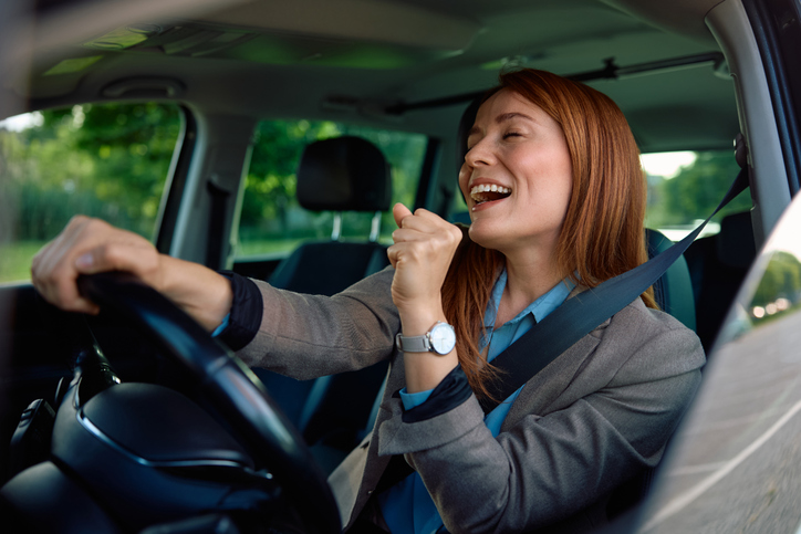 帰りの車でソロライブ（写真:iStock）