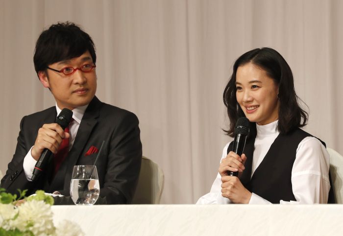山里亮太・蒼井優 結婚会見より（C）日刊ゲンダイ