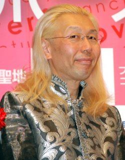 假屋崎省吾氏「軽井沢7億円別荘」公開！ 遅咲きの華道家が巨万の富を築くまでの紆余曲折