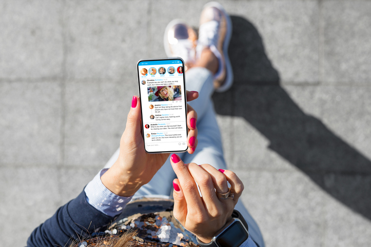 SNSをチェック（写真:iStock）