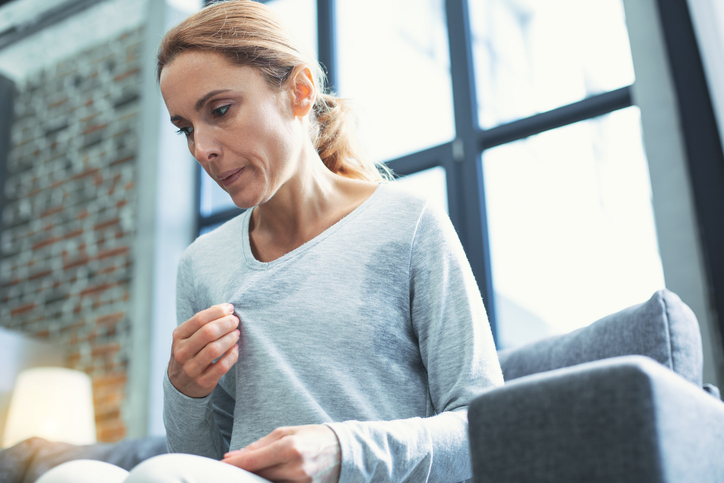 常に汗が止まらない…（写真:iStock）