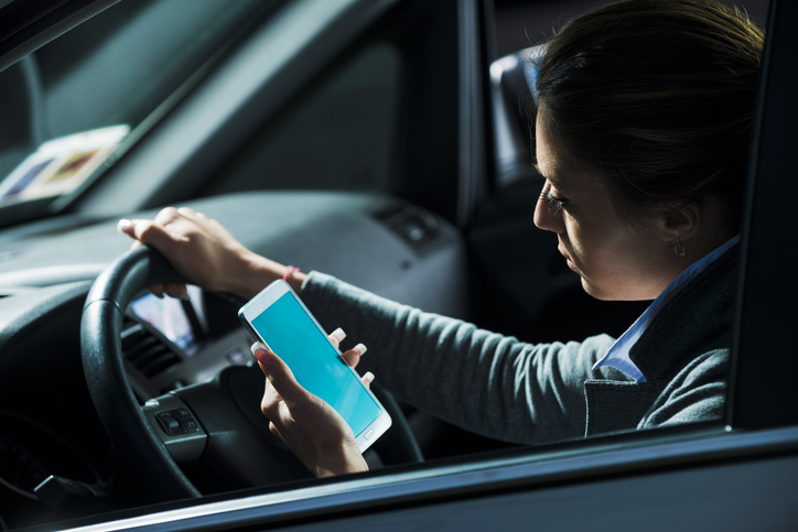 電柱に突っ込んで死んでやる！（写真:iStock）