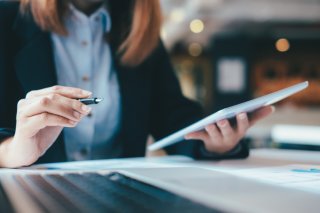 妻の言いなりになるみたいで（写真:iStock）