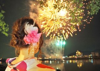 花火大会の“有料化”が増えた背景。3万円の高級席も…若者世代は「お金を払って見る」が当たり前？