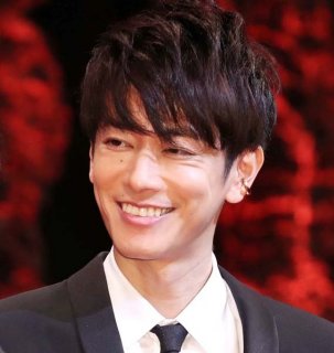 佐藤健が配信ドラマ作品で“無双”状態！Netflix『グラスハート』劇中バンド「TENBLANK」はソロアジアツアー敢行も