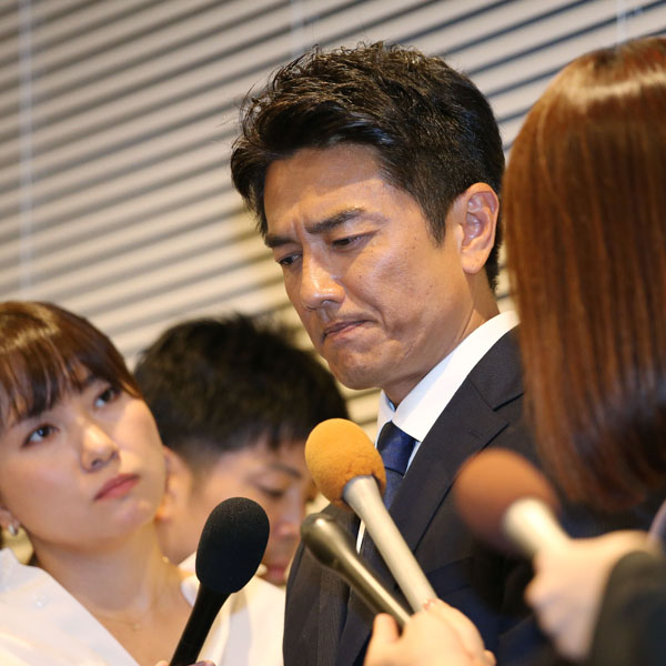 不倫騒動で会見を開き、謝罪をする原田龍二（Ｃ）日刊ゲンダイ