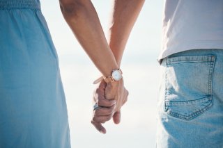 「会ったら抱きしめて」いま“ベタベタ系男子”が増えている？ 猛暑にボディータッチを欲するワケ
