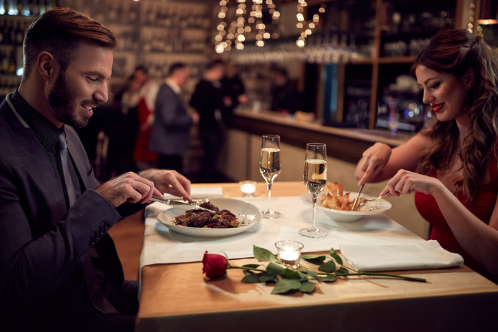 若くて可愛い男性と楽しい時間を過ごす代価（写真:iStock）