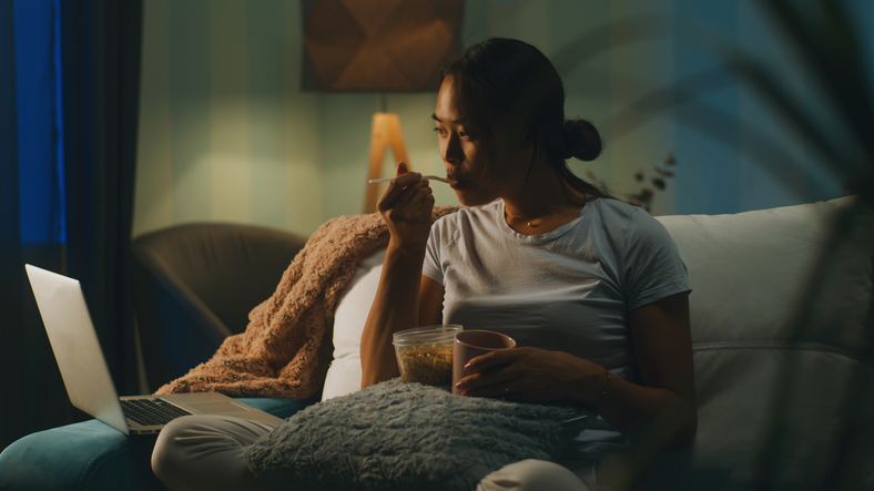 今日も家でボッチ飯（写真:iStock）