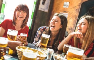 女同士でパーッと行こうよ（写真:iStock）