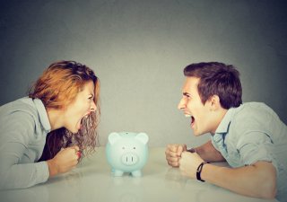 彼女が推しに大金、許せる？ 恋人の“理解できない”お金の使い方を調査！「男が奢って当たり前」にイラッ