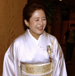 三田寛子が還暦迎えた中村芝翫と家族ショットのウラ…不貞の夫より数段上手、贅沢三昧で大ハシャギ