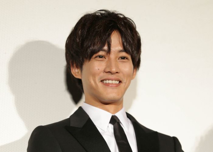 同じくスーパー戦隊出身、松坂桃李（C）日刊ゲンダイ