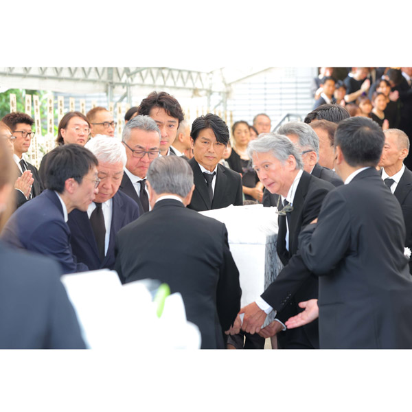 川村会長の告別式で棺を持つ渡辺大、渡辺克典ら（Ｃ）日刊ゲンダイ