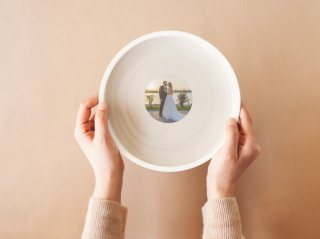 捨てにくい…！困った引き出物、賢い処分方法は？タオルは保護猫に寄付、2人の写真はリメイクで