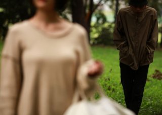 増える通り魔的事件、現代人の「狙われやすい」歩き方。危険時に身を守る方法とは【元警部が解説】