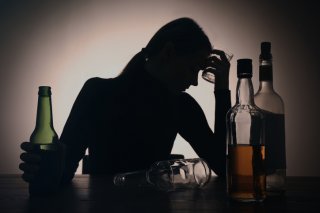 酒に溺れるように（写真:iStock）