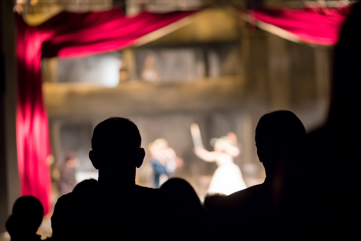人気劇団に（写真:iStock）