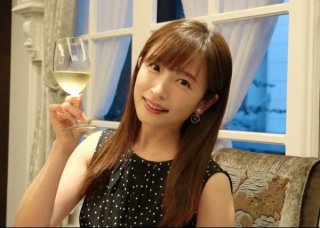 格安ワインを一口ごくり…え、やばい！コンビニの本格派「ヒゲのおじさん」ラベルは迷わず買いです