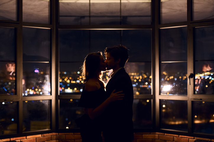 不倫にのめりこんで…（写真:iStock）